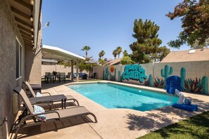 A heated pool - FoxTrotter | Scottsdale Pool Retreat | Sleeps 12 (Scottsdale)
