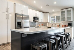 ثلاجة، ميكروويف، فرن، موقد طهي مسطح