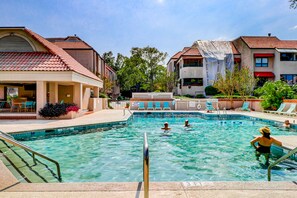A heated pool - Inviting condo with water view, covered balcony, on-site pool (Hilton Head)