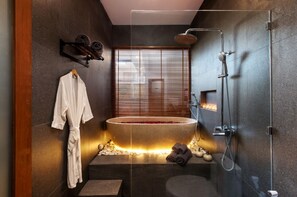 Douche, sĂšche-cheveux, serviettes fournies, savon