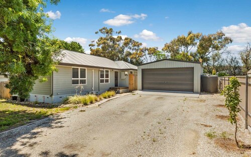 Clouston Cottage: Pet Friendly 3 BR & Pool