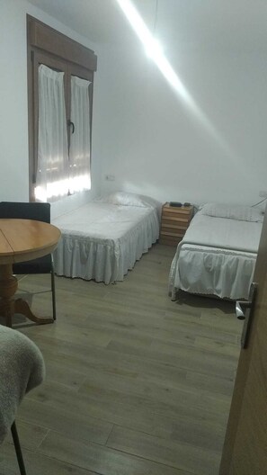 7 chambres, bureau, fer et planche à repasser, draps fournis