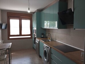 Een koelkast, een microgolfoven, een oven, een kookplaat