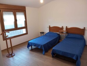 7 Schlafzimmer, Schreibtisch, Bügeleisen/Bügelbrett, Bettwäsche
