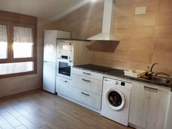 Kühlschrank, Mikrowelle, Ofen, Herdplatte