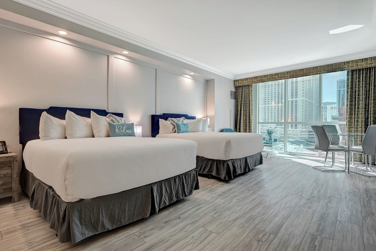 1 bedroom, Egyptian cotton sheets, premium bedding, down duvets