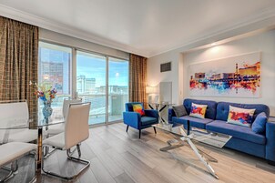 Suíte estúdio panorâmica, 1 cama King e sofá-cama, vista para a cidade | Área de estar | Smart TV 50 polegadas com canais a cabo