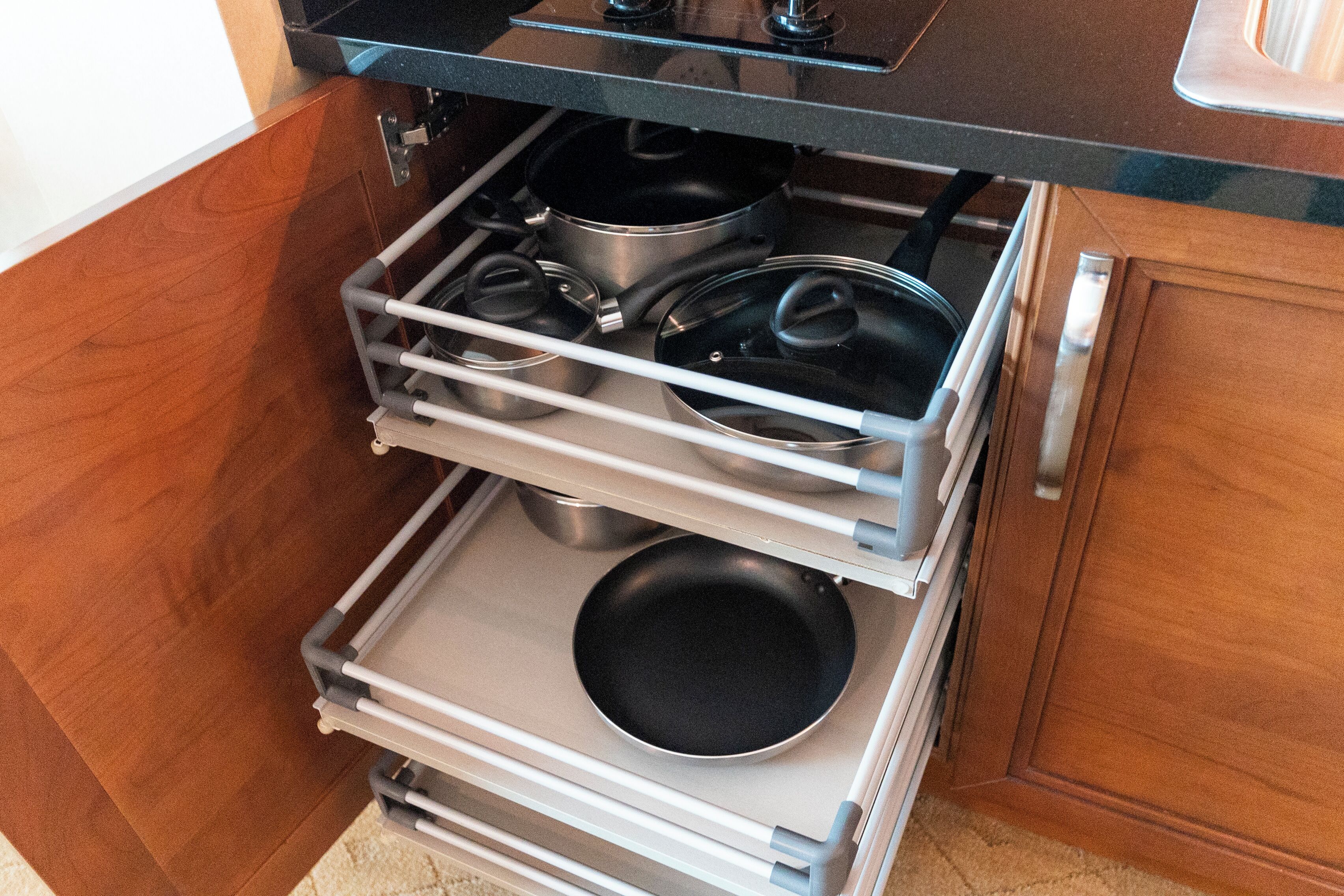 Una cocina con estufa integrada, extractor de acero inoxidable y horno doble.