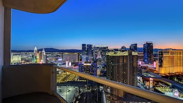 Luxury-Penthouse, 1 King-Bett und Schlafsofa, Balkon, Stadtblick | Bettwäsche aus ägyptischer Baumwolle, hochwertige Bettwaren