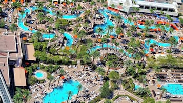 2 piscinas techadas, 4 piscinas al aire libre