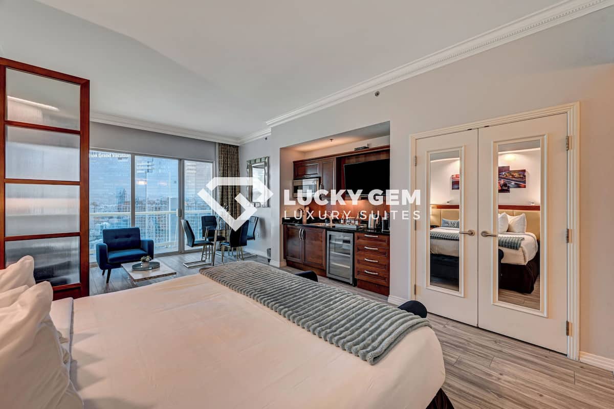Luxury Penthouse, 1 King Bed with Sofa bed, Balcony, City View | Egyptian cotton sheets, premium bedding, down comforters, pillowtop beds