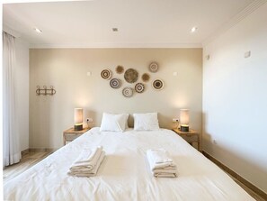 2 bedrooms, iron/ironing board, WiFi, bed sheets