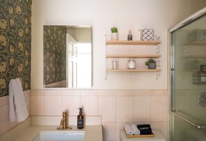 Shower, hair dryer, bidet, towels