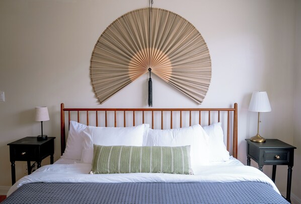 2 habitaciones, escritorio y tabla de planchar con plancha 