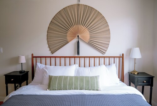 Private 2-bedroom, 1-bath apartment just 2 blocks from the beach!