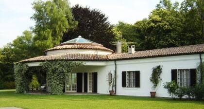 Stunning private villa for 12 people with private pool, WIFI, TV and patio