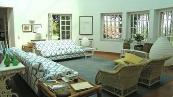 Fernseher, Kamin, DVD-Player, Stereoanlage