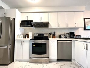 Fridge, microwave, oven, stovetop - Charming Home in Prime Location with 2 Parking (Richmond Hill)