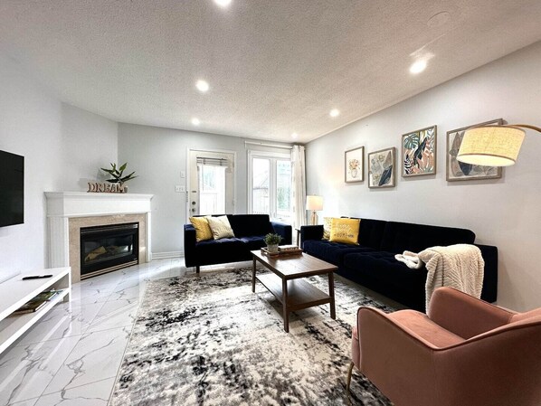 TV - Charming Home in Prime Location with 2 Parking (Richmond Hill)