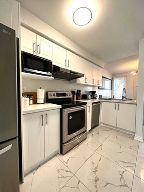 Frigorifero, microonde, forno, lavastoviglie