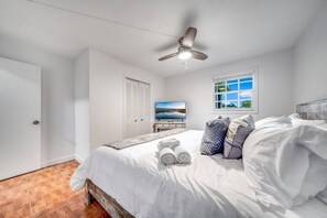3 habitaciones, escritorio y tabla de planchar con plancha