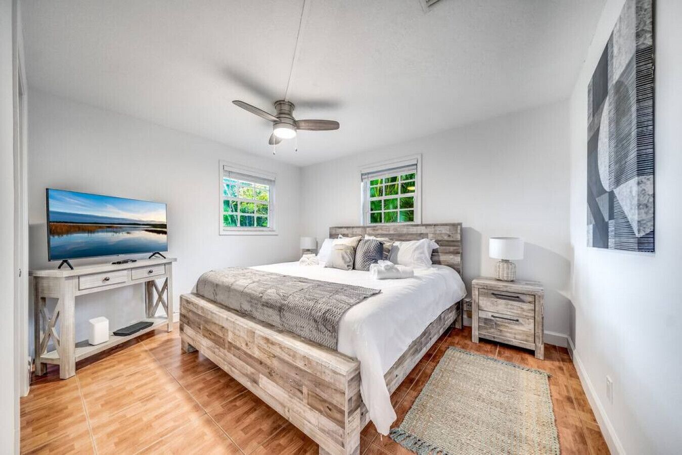 3 chambres, bureau, fer et planche à repasser, lit parapluie