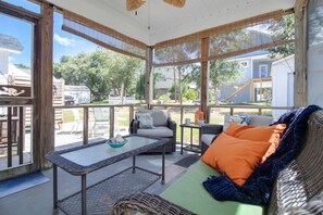 Smart TV, books - Charming Home! Just minutes From the Beach, Near Shopping (Oak Island)