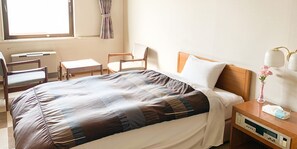 ألحفة محشوة بالريش ومكتب وملاءات أسرّة