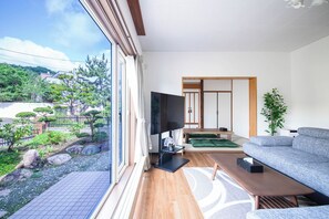 Living area - THE VILLA  MOIWA (Sapporo)