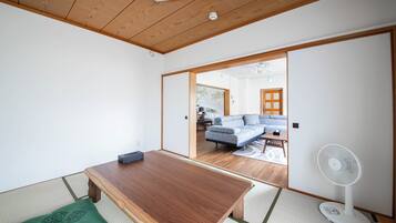 Biệt thự | 5 phòng ngủ, bàn, màn/rèm cản sáng, bàn ủi/dụng cụ ủi quần áo