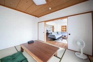 5 عدّة غرف نوم ومكتب وستائر تعتيم ومكواة/لوح كي