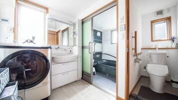 Villa | Bad | Badekar, toalettartikler (inkludert), hårføner og tøfler