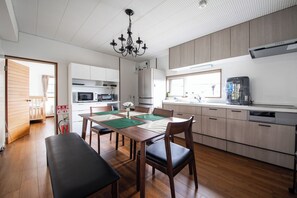 Vil·la | Cuina privada | Frigorífic gran, microones, forn i placa de cuina