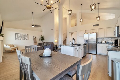 Private Heated Pool, Dogs OK, Garage Parking, Near Golf, Hiking, Shops/Dining + FREE GOLF!