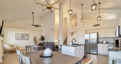 Private Heated Pool, Dogs OK, Garage Parking, Near Golf, Hiking, Shops/Dining + FREE GOLF!