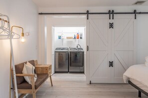 5 Schlafzimmer, Schreibtisch, Bügeleisen/Bügelbrett, Reisekinderbett