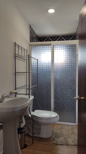 Douche, sèche-cheveux, bidet, serviettes fournies