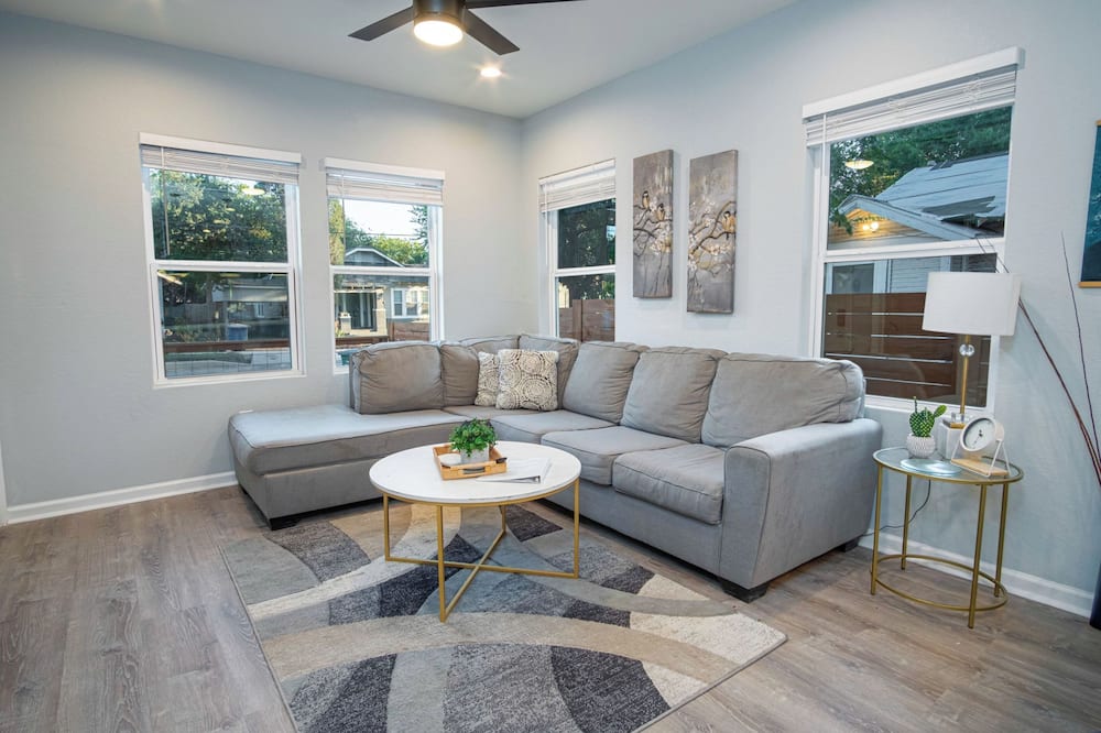 Don't Miss Dynamic 4br/2ba Near Jolly Riverwalk