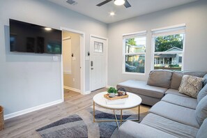 House (4 Bedrooms) | Living area