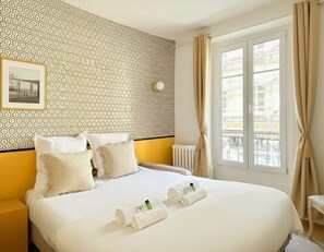 Iron/ironing board, bed sheets