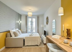 Iron/ironing board, bed sheets