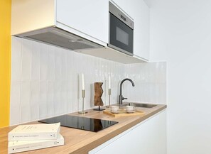 ثلاجة، ميكروويف، موقد طهي مسطح، ماكينة لصنع القهوة/الشاي