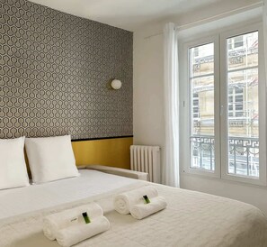 Iron/ironing board, bed sheets