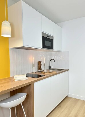 Kühlschrank, Mikrowelle, Herdplatte, Wasserkocher mit Kaffee-/Teezubehör