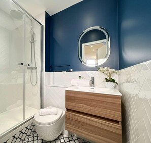 Shower, hair dryer, towels - Charming studio - Opéra Garnier (Paris)