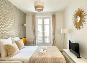 Iron/ironing board, bed sheets