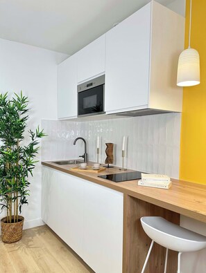 Kühlschrank, Mikrowelle, Herdplatte, Wasserkocher mit Kaffee-/Teezubehör