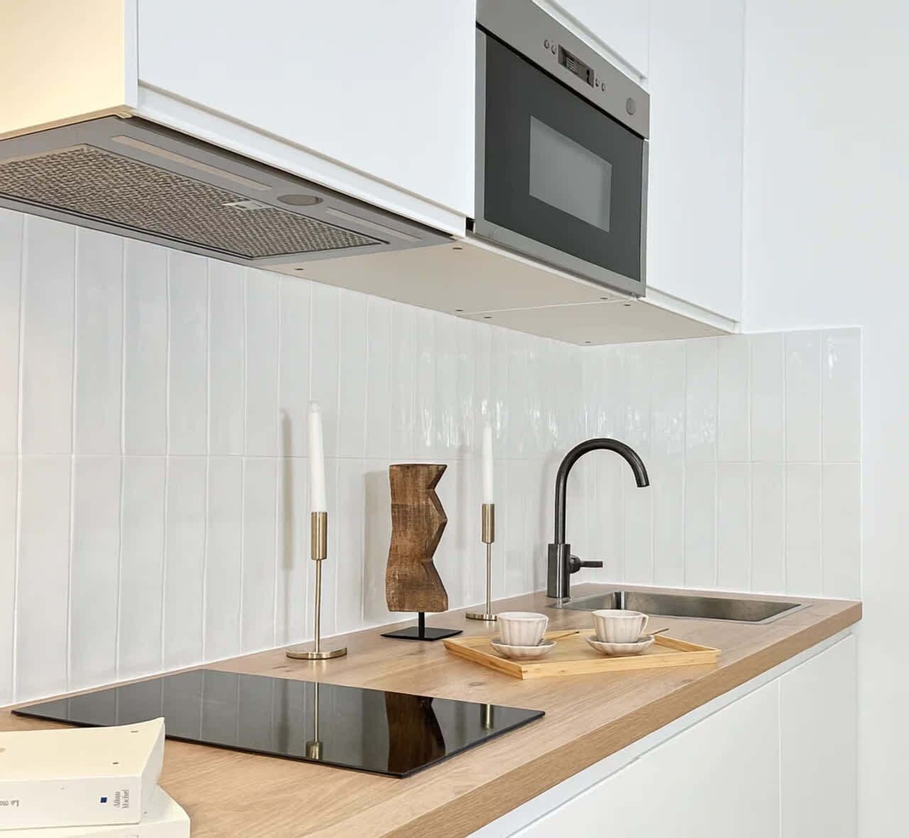 Réfrigérateur, four à micro-ondes, surface de cuisson, cafetière-théière