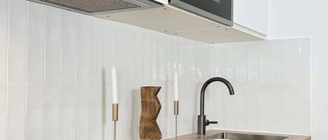 Kylskåp, mikrovågsugn, spishäll och kaffe- och tebryggare