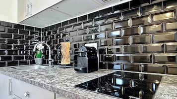 KĂŒhlschrank, Mikrowelle, Herdplatte, Wasserkocher mit Kaffee-/Teezubehör